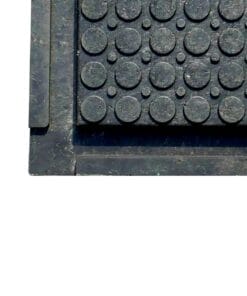 Widok na czarną matę z wypustkami w kształcie okręgów, używaną w kontekście ochrony środowiska i bezpieczeństwa pracy. Elementy te mogą przyczyniać się do zmniejszenia poślizgu oraz zwiększenia bezpieczeństwa w różnych przestrzeniach roboczych, wpływając na efektywność środków awaryjnych.