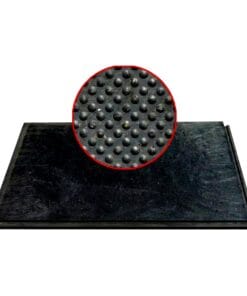 Mata antypoślizgowa z gumy, z wyraźnym wzorem wypustek, która zapewnia bezpieczeństwo i stabilność na śliskich powierzchniach. Idealna do użytku w miejscach wymagających ochrony środowiska oraz w celu zwiększenia bezpieczeństwa pracy.