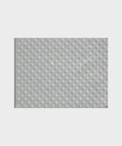 Gładka, szara powierzchnia z wytłaczanym wzorem małych, okrągłych wypukłości. Tekstura zapewnia lepszą przyczepność, co jest istotne w kontekście bezpieczeństwa pracy i ochrony środowiska. Idealna do zastosowań w różnych sektorach przemysłowych.