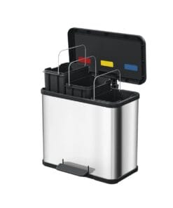 Pojemnik na odpady z trzema komorami do segregacji śmieci, w kolorze stalowym i czarnym. W górnej części znajdują się kolorowe oznaczenia: czerwony, niebieski i żółty, ułatwiające segregację. Pojemnik otwierany jest za pomocą pedału, co zapewnia wygodę i higienę. Idealny produkt dla ekologicznych gospodarstw domowych.