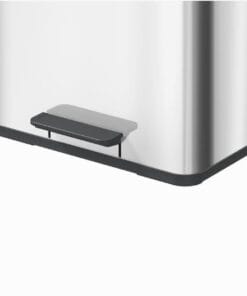 Nowoczesny kosz na śmieci wykonany ze stali nierdzewnej, z praktycznym pedałem do otwierania. Elementy w kolorze czarnym podkreślają elegancki design. Idealny do utrzymania porządku i stosowania w kontekście ochrony środowiska.