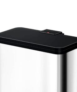 Elegancki pojemnik na odpady z metalowej powierzchni, z czarną pokrywą i guzikiem do otwierania, idealny do zachowania porządku i dbania o środowisko.