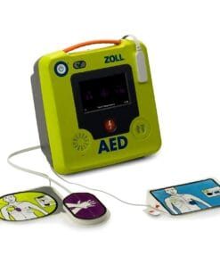 Defibrylator automatyczny ZOLL AED z elektrodami do resuscytacji. Wyposażony w ekran LCD, wskazujący parametry pracy oraz informacje o uciskach klatki piersiowej. Urządzenie wspiera bezpieczeństwo pracy oraz działania awaryjne w nagłych wypadkach.