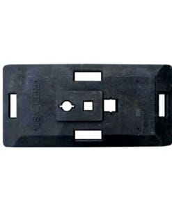 Część mocująca wykonana z czarnego materiału gumowego, z różnymi otworami i wycięciami, używana w produkcji i naprawach sprzętu. Element ten może stanowić ważny element w kontekście bezpieczeństwa pracy i ochrony środowiska, zapewniając solidne mocowanie.