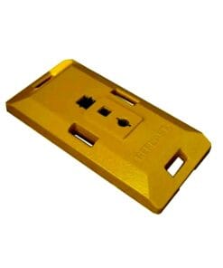 Żółta prowizoryczna tablica, wyposażona w różne otwory, przeznaczona do użytku w środowisku roboczym, podkreślająca bezpieczeństwo pracy i ochronę środowiska.