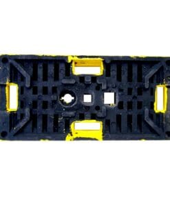 Obiekt przedstawia czarną podstawę z żółtymi akcentami, z różnymi otworami i rowkami. Element ten może być używany w kontekście sprzętu do ochrony środowiska, zapewniającego bezpieczeństwo pracy oraz efektywność funkcji awaryjnych.