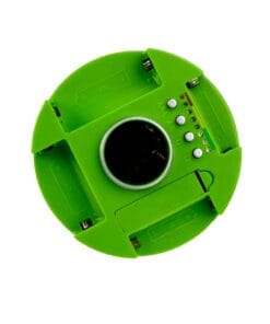 Zielony, okrągły uchwyt na baterie z miejscem na cztery rodzaje akumulatorów, wyświetlaczem LED i okrągłym otworem na centralnym miejscu. Element ten może być wykorzystywany w systemach monitorowania w kontekście ochrony środowiska i efektywności energetycznej.