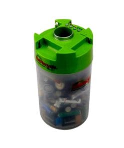 Przezroczysta pojemnik do recyklingu z zielonym wieczkiem, zawierający różne zużyte baterie, wykorzystywany w celu ochrony środowiska oraz prawidłowego zarządzania odpadami elektrycznymi.