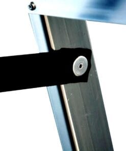 Zbliżenie na metalowy stelaż z przymocowaną czarną taśmą, przedstawiający elementy konstrukcyjne. Istotne dla bezpieczeństwa pracy, gdyż solidna konstrukcja zapewnia stabilność w trakcie użytkowania.