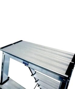 Aluminiowa drabina o sześciu stopniach, z antypoślizgowym podestem. Idealna do wykorzystania w pracach domowych lub budowlanych. Wspiera bezpieczeństwo pracy oraz efektywność przy wykonywaniu zadań na wysokości.