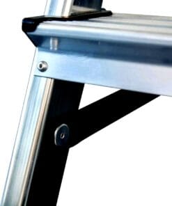 Fragment aluminiowej drabiny, pokazujący szczegóły mocowania i struktury. Elementy są dobrze widoczne, co może świadczyć o bezpieczeństwie pracy i trwałości produktu, istotnych dla ochrony środowiska i efektywności w użyciu.