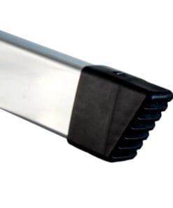 Szczegółowe zdjęcie metalowego narzędzia o gładkiej powierzchni i gumowym końcu, zapewniającym dobre chwytanie. Idealne do pracy w ekologicznych warunkach, wspierające bezpieczeństwo pracy i ochronę środowiska.