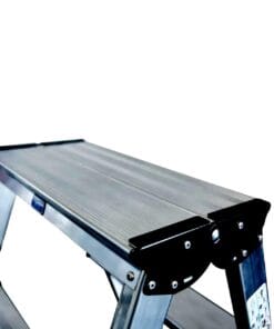 Widok na górną część aluminiowej drabiny, z wyraźnie widocznymi teksturami powierzchni oraz mechanizmem składania. Idealna do zastosowania w pracach wymagających bezpieczeństwa i efektywności, wspierająca ochronę środowiska przez promowanie korzystania z narzędzi wysokiej jakości.