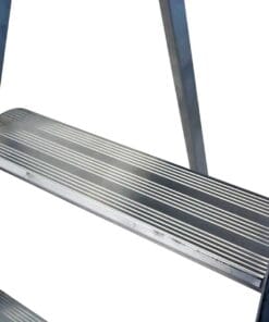 Szczęściawne, metalowe stopnie drabiny o antypoślizgowej powierzchni. Doskonałe do zastosowań w różnych środowiskach pracy, zapewniające bezpieczeństwo i stabilność podczas użytkowania. Idealne dla osób dbających o bezpieczeństwo pracy i skuteczne środki awaryjne.