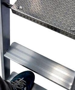 Zdjęcie przedstawia stopy wspinające się po metalowej drabinie z widocznymi stopniami o chropowatej powierzchni, co zapewnia bezpieczeństwo podczas pracy na wysokości. W kontekście bezpieczeństwa pracy, odpowiednie środki awaryjne są kluczowe dla ochrony zdrowia.