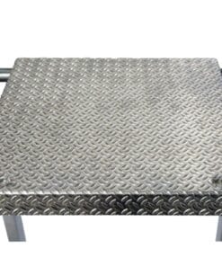 Metalowa platforma z wytrzymałym, żłobkowanym powierzchnią, idealna do zastosowania w środowisku pracy. Doskonałe zabezpieczenie dla bezpieczeństwa pracy i efektywności operacji.