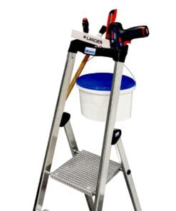 Drabina stalowa z narzędziami do pracy, w tym pistolet do kleju i wiaderko z niebieską pokrywą. Idealna do bezpiecznego wykonywania prac na wysokości i dbania o środki awaryjne w środowisku roboczym.
