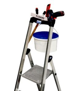 Drabina aluminiowa z donicą i narzędziami roboczymi, idealna do prac związanych z ekologią i ochroną środowiska. W tle widoczny niebieski pojemnik oraz akcesoria do malowania, podkreślające bezpieczeństwo pracy i efektywność w realizacji projektów.