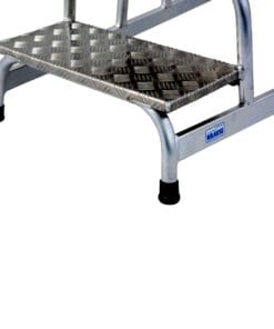 Wizerunek stalowej drabiny z antypoślizgowym, ryflowanym stopniem, zapewniającej bezpieczeństwo pracy i stabilność w trakcie użytkowania. Idealna do zastosowań domowych i przemysłowych, ułatwiająca dostęp do wyższych miejsc.