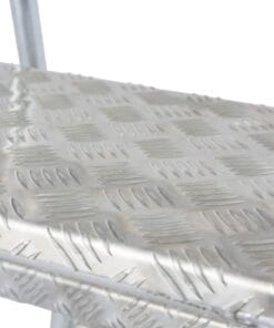 Zbliżenie na metalową, antypoślizgową powierzchnię schodka, idealną do użytku w środowisku roboczym. Wzór ochronny zapewnia bezpieczeństwo i stabilność, co jest kluczowe w kontekście bezpieczeństwa pracy oraz zachowania ekologii w miejscu pracy.