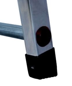 Widok na dolną część szczebli drabiny, pokazujący metalowy stelaż, czarną gumową nasadkę oraz czerwony element, który zwiększa bezpieczeństwo użycia, co jest ważne dla ochrony środowiska w kontekście bezpiecznych praktyk pracy.