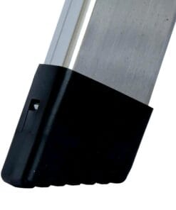 Ujęcie przedstawiające dolną część metalowej listwy z czarnym gumowym zakończeniem. Elementy te zbudowane z materiałów odpornych na uszkodzenia, co zapewnia bezpieczeństwo podczas użytkowania, przydatne w kontekście bezpieczeństwa pracy i środków awaryjnych.