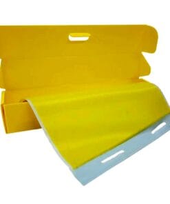 Żółta tekturowa osłona awaryjna z wyciąganym, elastycznym materiałem, służąca do ochrony w sytuacjach awaryjnych. Idealna do zastosowań w bezpieczeństwie pracy i ochronie środowiska, zapewnia szybkość i łatwość użytkowania w przypadku zagrożeń.