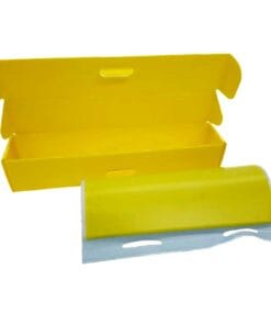 Żółte opakowanie z zabezpieczeniami, zawierające materiał w formie rolki, przydatne w kontekście bezpieczeństwa pracy i środków awaryjnych. Wyrób wykonany w intensywnej kolorystyce dla lepszej widoczności. Idealny do wykorzystania w eko-opakowaniach lub przy projektach związanych z ochroną środowiska.