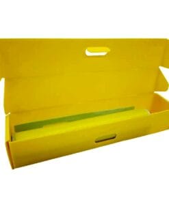 Żółte pudełko kartonowe otwarte od góry, idealne do przechowywania arkuszy lub dokumentów, z wycięciem umożliwiającym łatwe przenoszenie. Wnętrze jest utrzymane w jasnych kolorach, co podkreśla jego funkcjonalność w biurze lub do użytku ekologicznego.
