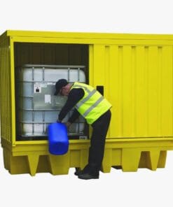 Mężczyzna w kamizelce odblaskowej napełnia niebieski pojemnik cieczą z dużego zbiornika umieszczonego w żółtej, zabezpieczonej kabinie. Obraz ilustruje środki awaryjne w kontekście bezpieczeństwa pracy oraz ochrony środowiska.