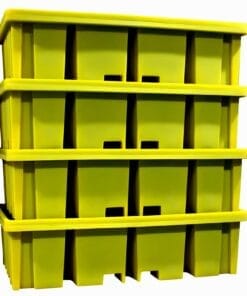 Trzy żółte pojemniki magazynowe, ułożone jeden na drugim, z widocznymi otworami do chwytania. Idealne do przechowywania i organizacji materiałów, wspierają bezpieczeństwo pracy i efektywność w zarządzaniu zasobami.