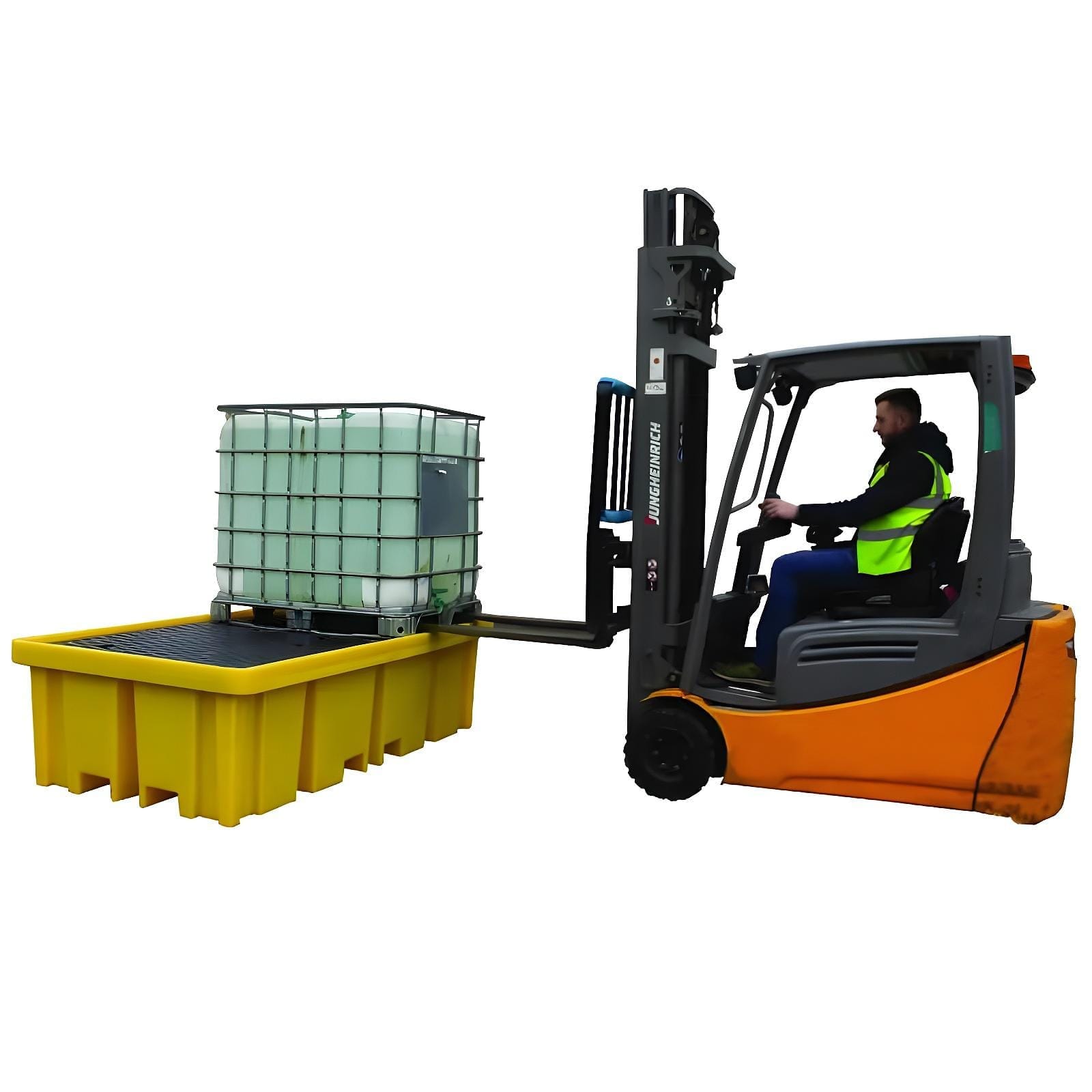 Wózek widłowy podnosi zbiornik na ciecz, umieszczony na żółtej platformie. Pracownik w odzieży roboczej z kamizelką odblaskową obsługuje maszynę, co podkreśla znaczenie bezpieczeństwa w pracy i odpowiednich środków awaryjnych w kontekście ochrony środowiska.
