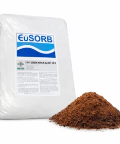 Opakowanie sorbentu kapalin olejowych marki EuSORB, stojące obok sterty granulatu. Produkt jest wykorzystywany do absorpcji substancji płynnych w kontekście bezpieczeństwa pracy i ochrony środowiska.
