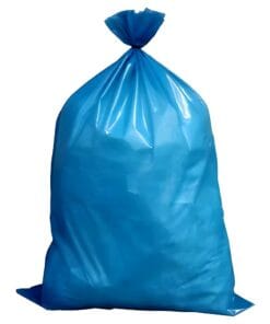 Niebieska torba na odpady, zamknięta na górze, idealna do segregacji śmieci. Używana w ekologicznym podejściu do ochrony środowiska i efektywnego zarządzania odpadami.