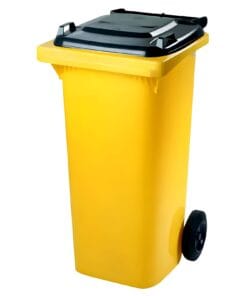 Żółty pojemnik na odpady z czarną pokrywą i kółkami, idealny do segregacji i ochrony środowiska. Używany w codziennych działaniach ekologicznych i zabezpieczających, wspierających bezpieczeństwo pracy w zarządzaniu odpadami.