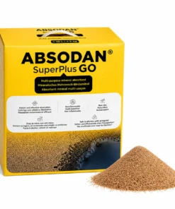 Opakowanie ABSODAN SuperPlus GO, wielozadaniowego mineralnego absorbentu, z opisem właściwości. Obok leży stos absorbentu, idealnego do natychmiastowego wchłaniania cieczy w sytuacjach awaryjnych. Produkt przyjazny dla środowiska, odpowiedni do działania w różnych warunkach.